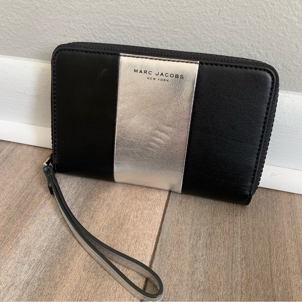 NWOT Marc Jacobs zippered wallet black silver large with wristlet
